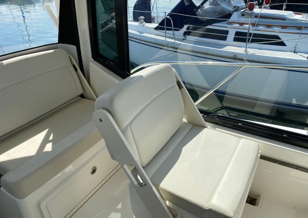 Boston Whaler 325 Conquest image