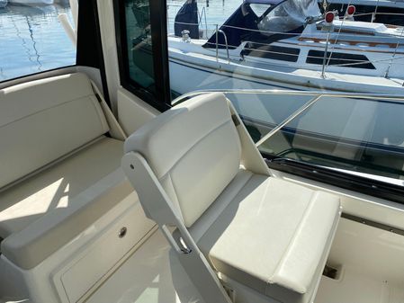 Boston Whaler 325 Conquest image