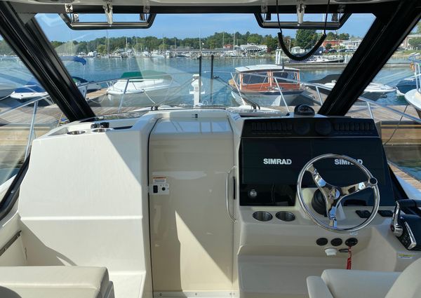 Boston Whaler 325 Conquest image