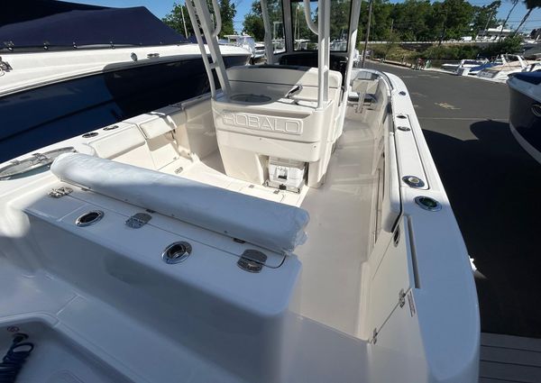 Robalo R272-CENTER-CONSOLE image