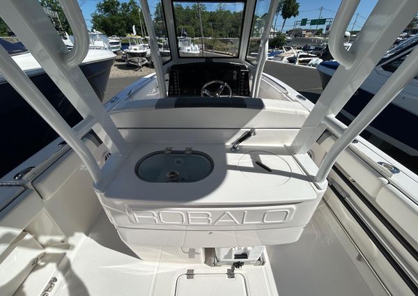 Robalo R272-CENTER-CONSOLE image