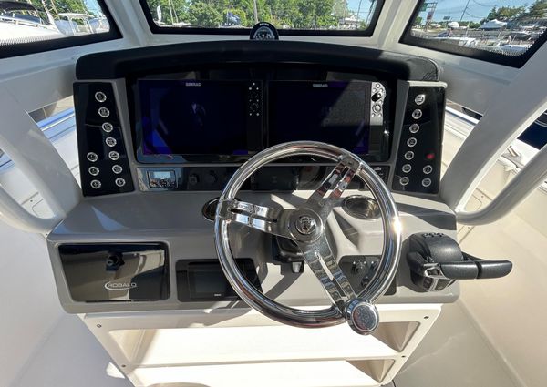 Robalo R272-CENTER-CONSOLE image