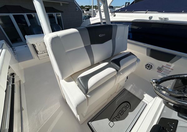 Robalo R272-CENTER-CONSOLE image