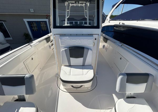 Robalo R272-CENTER-CONSOLE image