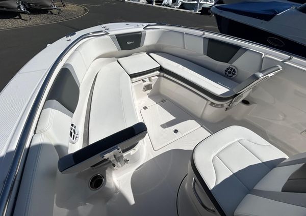 Robalo R272-CENTER-CONSOLE image