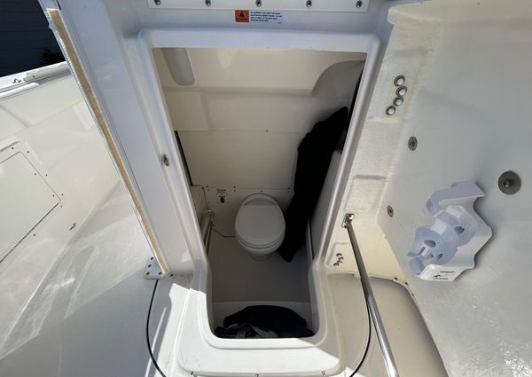 Robalo R272-CENTER-CONSOLE image