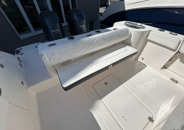 Robalo R272-CENTER-CONSOLE image