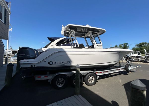 Robalo R272-CENTER-CONSOLE image