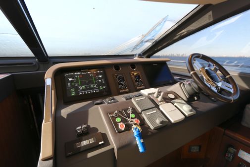 Azimut 72 Flybridge image