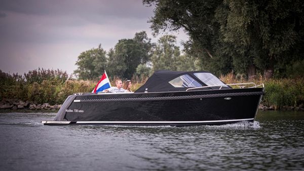 Maxima 720 Retro Day Cruiser Boat 