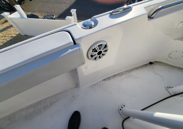Tidewater 220-LXF-CENTER-CONSOLE image
