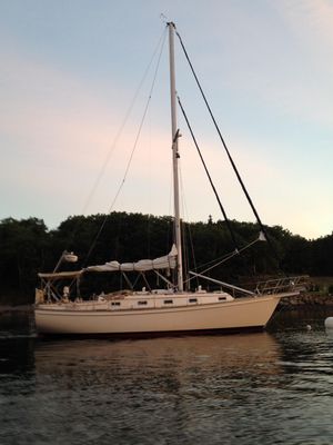 Island Packet 35 - main image