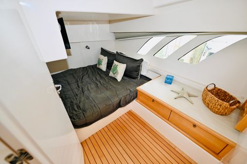 Intrepid 475 Sport Yacht image