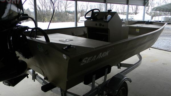 SeaArk 1652MV Jet Tunnel