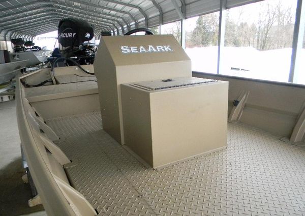 SeaArk 1652MV Jet Tunnel image