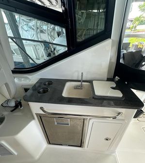 Boston-whaler 325-CONQUEST image