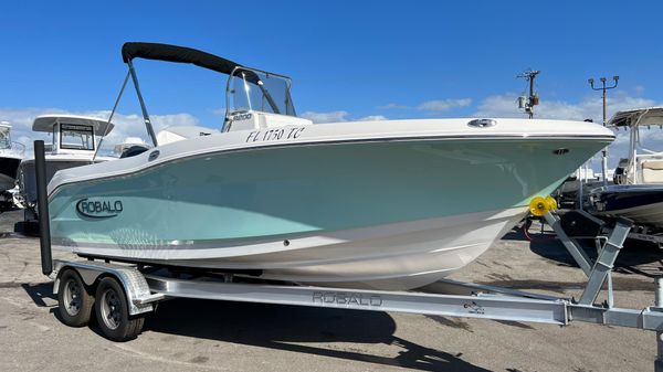 Robalo R200 Center Console