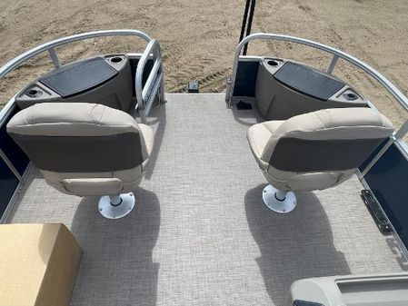 Sun-tracker BASS-BUGGY-18-DLX image