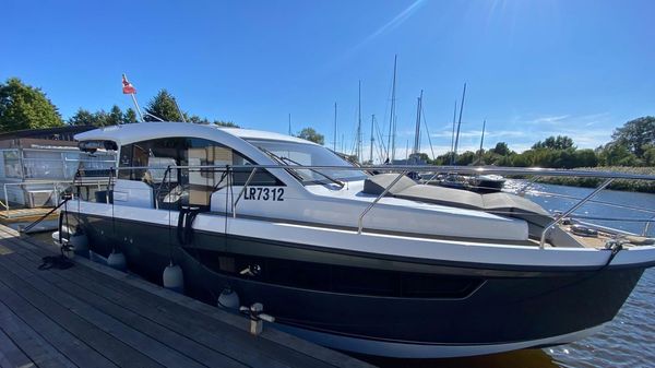Sealine C330