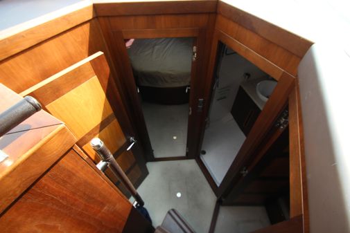Galeon 430 Skydeck image