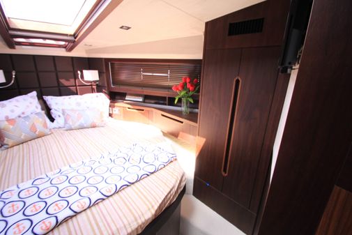 Galeon 430 Skydeck image