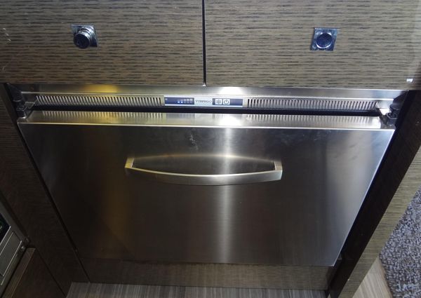 Cruisers Yachts 50 Cantius image