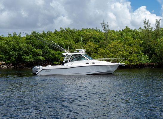 Boston Whaler 345 Conquest - main image