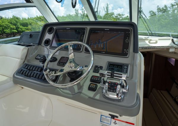 Boston Whaler 345 Conquest image