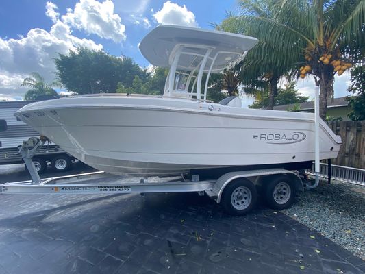 Robalo R222-CENTER-CONSOLE - main image