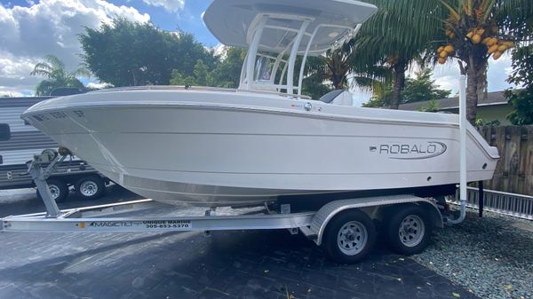 Robalo R222 Center Console
