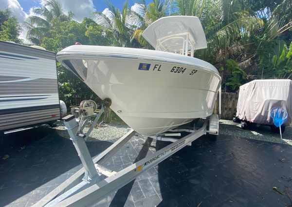 Robalo R222-CENTER-CONSOLE image