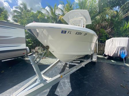 Robalo R222 Center Console image