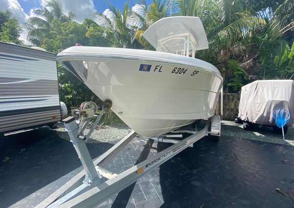 Robalo R222-CENTER-CONSOLE image