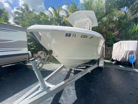 Robalo R222 Center Console image