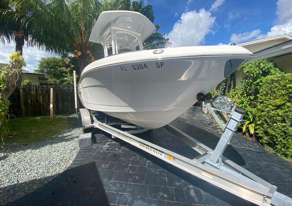 Robalo R222-CENTER-CONSOLE image