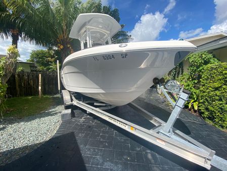 Robalo R222 Center Console image