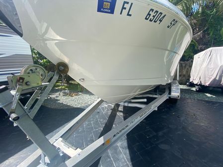 Robalo R222 Center Console image