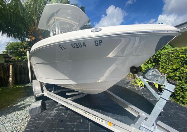 Robalo R222-CENTER-CONSOLE image