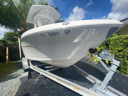 Robalo R222-CENTER-CONSOLE image