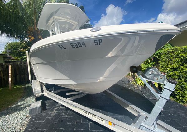 Robalo R222-CENTER-CONSOLE image