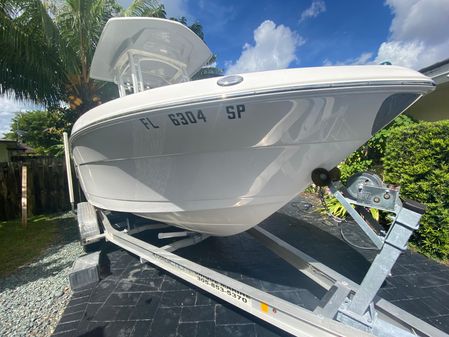 Robalo R222 Center Console image