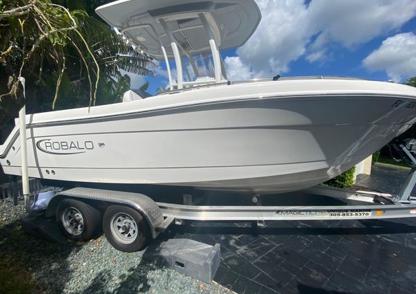 Robalo R222-CENTER-CONSOLE image