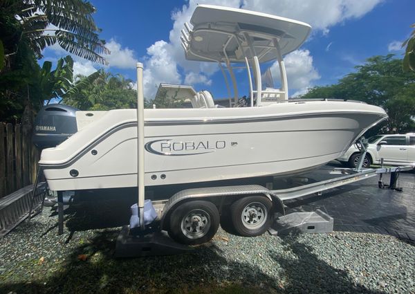 Robalo R222-CENTER-CONSOLE image