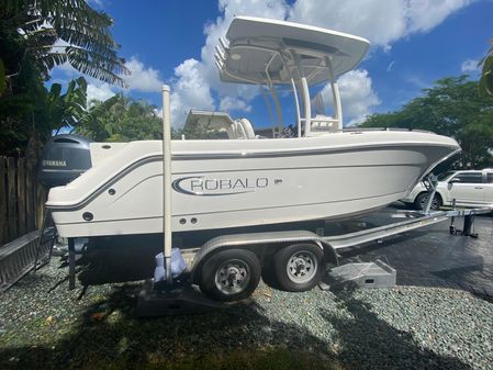 Robalo R222 Center Console image