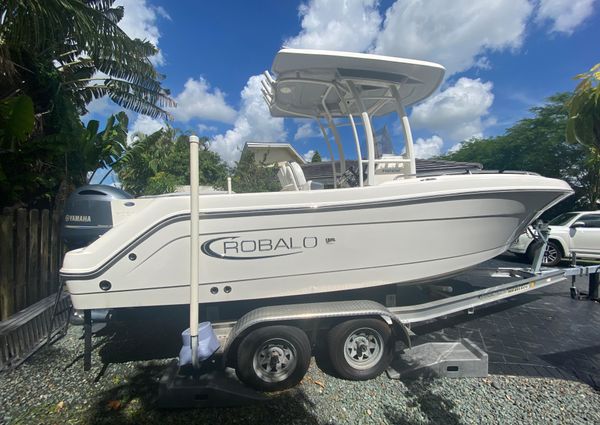 Robalo R222-CENTER-CONSOLE image