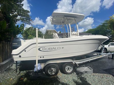 Robalo R222 Center Console image