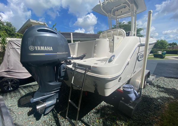 Robalo R222-CENTER-CONSOLE image