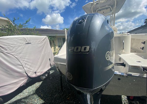 Robalo R222-CENTER-CONSOLE image