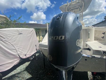 Robalo R222 Center Console image