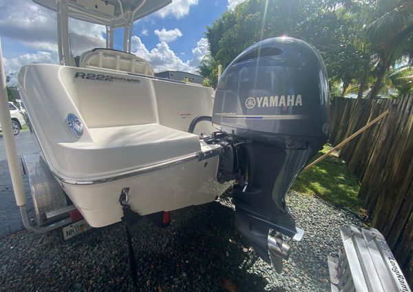 Robalo R222-CENTER-CONSOLE image